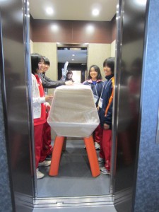 エレベーターに体がぎりぎり入るサイズです！！